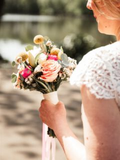 So schön farbenfroh 😍❤️

Blumen & Deko: @stilvollfloristikwerkstatt 
Location: @gutmoorbeck