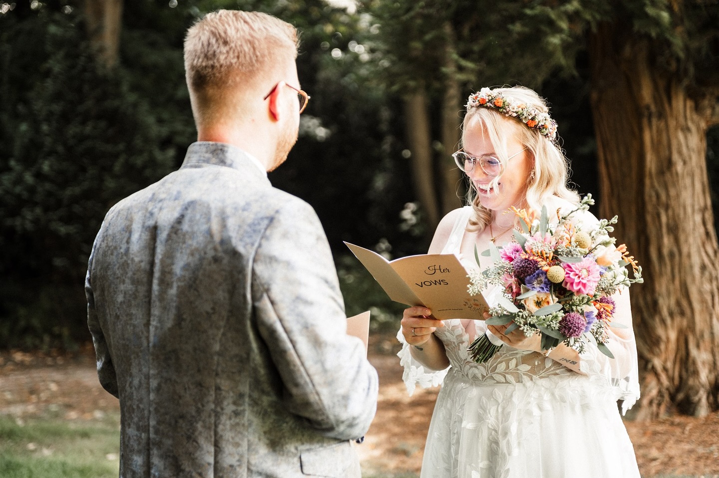 ✨ Ehegelübde beim First Look – ganz für euch.❤️

Einige Paare entscheiden sich, ihre persönlichen Worte nicht vor allen Gästen, sondern im ganz intimen Moment des First Looks auszutauschen.

Ganz ehrlich? Es ist unfassbar schön!😍

Stellt euch vor: Nur ihr zwei, ein stiller Augenblick voller Aufregung, Vorfreude und Herzklopfen. Ihr schaut euch in die Augen und sprecht die Worte, die ihr vielleicht niemals laut vor allen sagen würdet. Ganz privat. Ganz echt.🥰

Als Fotografin liebe ich es, genau dann dabei zu sein – leise, im Hintergrund – um diese Gänsehaut-Momente festzuhalten. Tränen, Lachen, Umarmungen… Erinnerungen, die euch für immer bleiben.🥰

Denn manchmal ist die größte Magie nicht auf der großen Bühne – sondern in den kleinen, ehrlichen Momenten zwischen euch.❤️