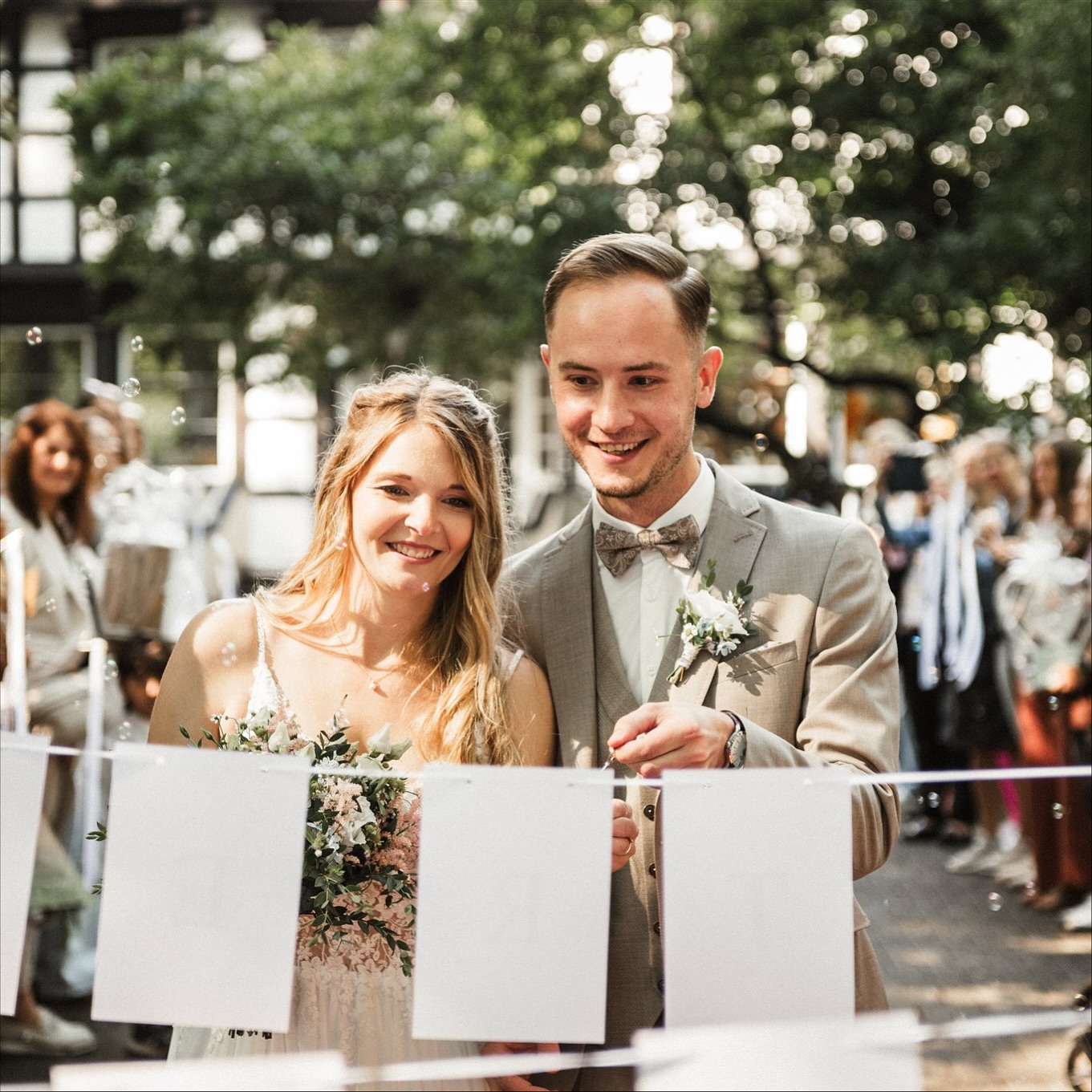 Manchmal ist ein Foto mehr als nur ein Bild – es ist ein Gefühl, das du nie wieder vergessen willst. 💫

Ich erinnere mich noch gut an meine erste große Hochzeitsbegleitung (16 Stunden 🙈🤣). Der Auftrag wurde mir von einer anderen Fotografin vermittelt. Es waren ihre Freunde, deshalb wollte sie selbst als Gast dort sein. Ich war soooo aufgeregt und konnte vorher gar nicht schlafen. Läuft alles nach Plan? Hoffentlich läuft nichts schief? Reicht mein Equipment? 🤯 Wieder einmal musste/wollte ich meine Komfortzone verlassen. All die Aufregung lohnte sich und ich merkte: WOW! Ich habe da etwas wunderbares für mich gefunden 😍 Ich halte nicht nur Momente fest – ich fange Verbindungen ein.❤️ Diese kleinen Sekunden, in denen du spürst: Das ist mein Leben. So echt, so schön, so unperfekt perfekt.

Wenn ich sehe, dass meine Bilder mehr machen, als schön auszusehen. Sie erinnern daran, was wirklich zählt – Liebe, Nähe, Leben im Jetzt. 🌸

Wenn du das nächste Mal ein Foto betrachtest, atme kurz tief ein. Fühl, was du siehst – vielleicht riechst du sogar ein Stück Erinnerung. 💕

FOTOGRAFIN
VECHTA
HOCHZEITEN
FAMILIEN