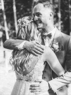 Raus aus der Komfortzone – rein ins echte Leben 🌿

Kennst du das Gefühl, dass da mehr auf dich wartet – du dich aber nicht traust, loszugehen? Ich kenn’s nur zu gut!

Ganze 8 Jahre (plus 3 Jahre Ausbildung) habe ich gebraucht, um meinen sicheren Job zu kündigen, der mich so unglücklich gemacht hat, und meinen Traum vom Backpacking zu realisieren. Es gab viele Höhen und Tiefen. Das war kein leichter Weg – aber der ehrlichste. Ich wollte frei sein, selbstbestimmt arbeiten und endlich das tun, was mich erfüllt.😍

Heute weiß ich: Wachstum beginnt da, wo Komfort endet. 🌱 Heute darf ich in meinem Herzensbusiness arbeiten und nutze die Erfahrung, um ein zweites Herzensbusiness aufzubauen.🥰

Und manchmal heißt Mut einfach, den nächsten kleinen Schritt zu gehen – auch wenn du noch nicht weißt, wohin er führt.

👉 Wenn du heute eine Sache mutig anpacken würdest – welche wäre das? Schreib mir gern auch eine persönliche Nachricht 💌

FOTOGRAFIN
VECHTA
HOCHZEITEN
FAMILIEN
DŌTERRA