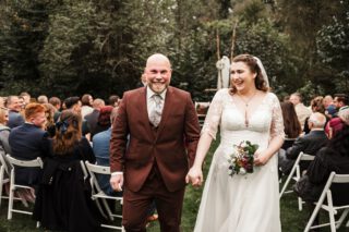 Wenn ihr die BESTE Fotografin sucht, seid ihr bei mir falsch!🚫

Ich habe (noch 🙃) keine Awards und hatte (noch 🙃) keine großen Ausstellungen in bekannten Gallerien. Nur einmal wurden meine Bilder von einem Styled Shooting in einem bekannten Hochzeitsmagazin veröffentlicht. Ich habe weder eine klassische Fotografenausbildung, noch ein Studium absolviert. Alles, was ich weiß, habe ich mir mit viel Mühe selbst beigebracht, habe Workshops und Coachings besucht und vieles auch einfach ausprobiert.

Mir geht es nicht darum, die technisch PERFEKTEN Fotos zu erstellen. Vielmehr geht es mir darum, Erinnerungen festzuhalten, die eure Liebesgeschichte erzählen. Fotos, die euch auch nach Jahrzehnten ein Lächeln - und vielleicht ja auch ein kleines Schmunzeln - ins Gesicht zaubern. Erinnerungen, auf denen ihr ganz ihr selbst seid. Erinnerungen, die eure Herzen erwärmen und erfüllen.❤

Ich bin nicht auf der Jagd nach den besten Instagram-Fotos oder dem neuesten Trend. Sondern nach Momenten, die ich als wachsamer Teil eures großen Tages sehe. Momente, die ihr vielleicht gar nicht mitbekommt. Momente, die Freudentränen hervorrufen und die Mundwinkel nach oben ziehen.☺️

Nur wenn ihr DAS wollt, seid ihr bei mir richtig! ❤🥰

__________________
Ann-Christin Wegmann Fotografie
Anfragen über www.annchristinbert.de

HOCHZEITSFOTOGRAFIN VECHTA
FOTOGRAFIN
VECHTA
HOCHZEITEN