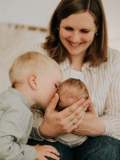 Worüber ich mir am meisten Gedanken mache, seitdem ich Mama bin…

Diese Verantwortung für die Kinder ist sooo groß und kaum in Worte zu fassen. Wir müssen ihnen alles beibringen, was sie für ihr eigenes Leben benötigen. Und ich hoffe so sehr, dass sie ein sehr langes, glückliches, selbstbestimmtes, leidenschaftliches und gesundes Leben führen werden ❤️

Das Thema Gesundheit beschäftigt mich in den letzten Monaten sehr. Ich merke nämlich selbst, dass ich meine eigene Gesundheit sehr vernachlässigt habe. Ich habe noch nicht einmal eine ausführliche Rückbildung gemacht 🙈 Dabei haben doch gerade wir als Eltern die Verantwortung alles dafür zu tun, dass wir lange gesund und fit bleiben, um uns bestmöglich um unsere Kinder kümmern zu können. Es sollte unsere Pflicht sein. Man kann nicht immer alles beeinflussen, aber das was in der eigenen Macht liegt, sollten wir tun.

Das ist einer der wichtigsten Dinge, die ich nun anpacken werde. Unseren Kindern einen gesunden Lifestyle vorleben, damit auch sie später gesund leben. Dazu gehört für mich auch, mal einige Dinge, die man so nutzt, genauer zu betrachten. Zum Beispiel Chemikalien im Haushalt (Putzmittel), Körperpflege (teilweise echt krass, was sogar in Produkten für Kinder reingepanscht wird), Medikamente (vielleicht erst zu pflanzlichen Alternativen greifen), Zucker (mein größters Laster ist Zucker im Kaffee 🙈)… 

Was macht ihr so? Habt ihr Tipps?

__________________
Ann-Christin Wegmann Fotografie
Anfragen über www.annchristinbert.de

VECHTA
FOTOGRAFIN
FAMILIENFOTOGRAFIN
HOCHZEITEN