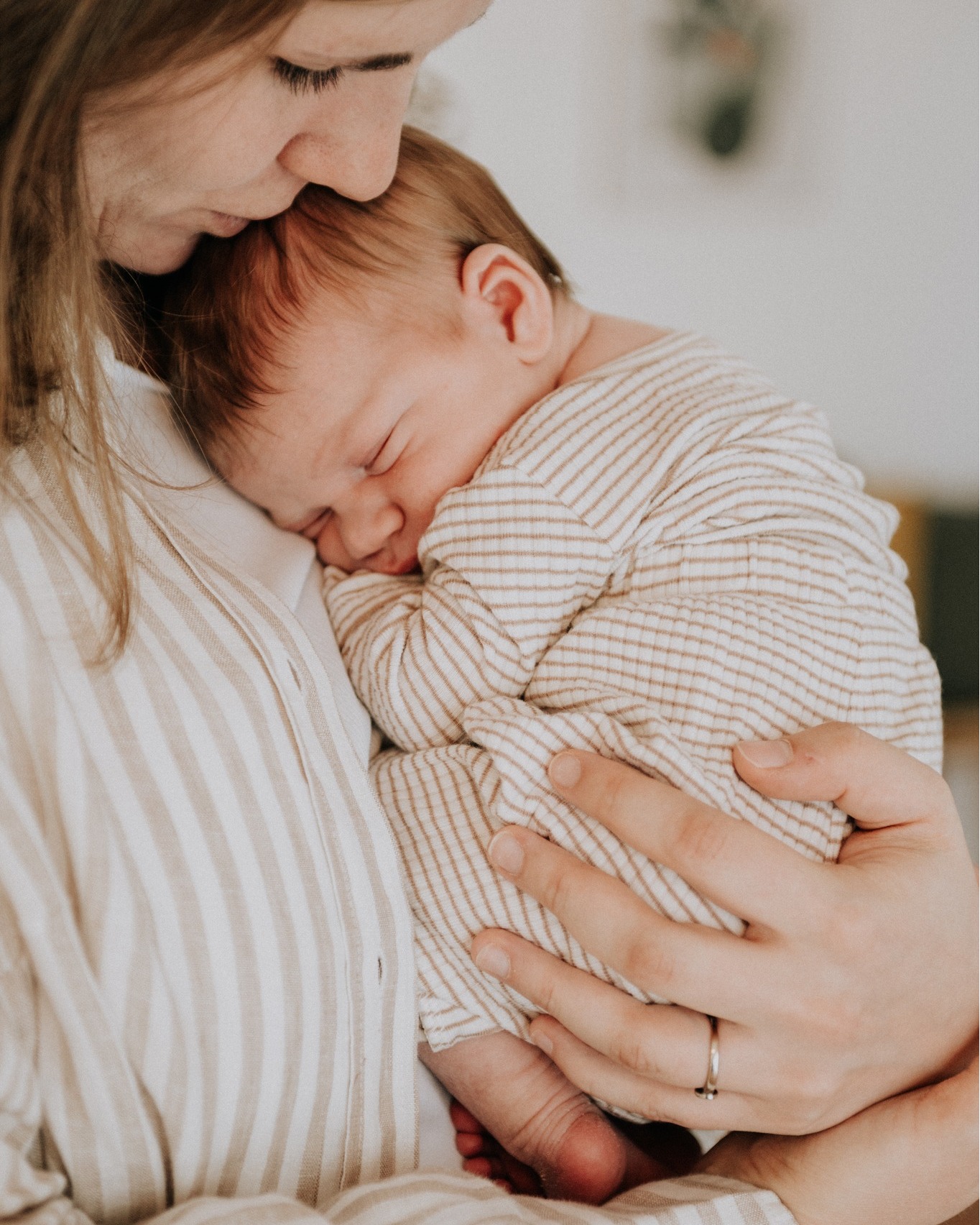 In 100 Jahren wird sich keiner mehr an dein perfekt aufgeräumtes und eingerichtetes Haus, dein Auto oder deinen Job erinnern!

Es sind die Momente und Geschichten an die man sich erinnern wird. Stelle dir vor, deine Enkelkinder sitzen eines Tages als Erwachsene an Weihnachten zusammen, stöbern in alten Fotoalben und sagen: "Weißt du noch als Mama und Papa uns erzählt haben, dass sie mit Oma und Opa immer im Harz Schlitten gefahren sind und Opa immer alle mit Schnee abgeworfen hat?" oder "Weißt du noch, wie unser kleiner Bruder immer alle zum Lachen gebracht hat als er gerade laufen konnte und zu allen hingewatschelt ist?" oder "Kannst du dich noch daran erinnern, als Mama und Papa mit uns zum Wasserfall gewandert sind? Es war so schön dort!" 🥹❤

Genau darum geht es im Leben. DAS bleibt im Kopf und überdauert die Zeit.

_________________________________
Ann-Christin Wegmann Fotografie
Anfragen über www.annchristinbert.de

FAMILIENFOTOGRAFIN
HOCHZEITSFOTOGRAFIN
VECHTA