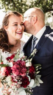 Stop! ✋ Hier bin ich! ❤️ Eure Hochzeit ist mehr als ein Tag – sie ist der Beginn eines neuen Kapitels, voller Liebe, Emotionen und unvergesslicher Momente. Mein Ziel ist es, diese Magie in Bildern einzufangen, die euch ein Leben lang begleiten.

Ich fotografiere eure Hochzeit natürlich, authentisch und mit einem besonderen Blick für die kleinen, aber bedeutungsvollen Details. Die sanfte Berührung, der verliebte Blick, das Lachen mit euren Liebsten – all diese Augenblicke machen eure Geschichte einzigartig. Mit zeitlosen, lebendigen Bildern erschaffe ich Erinnerungen, die nicht verblassen, sondern mit den Jahren immer wertvoller werden.

_______________________

Ann-Christin Wegmann Fotografie
Anfragen über www.annchristinbert.de

HOCHZEITSFOTOGRAFIN VECHTA
FOTOGRAFIN
VECHTA
HOCHZEITEN