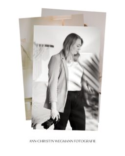 Zeig dich, nicht dein Logo und nicht nur deine Produkte – dich. Menschen kaufen von Menschen. Immer schon und jetzt in Zeiten von KI erst recht. ✨

Ich sehe es fast täglich: starke Unternehmerinnen, durchdachte Angebote – und ein Feed, in dem der Mensch dahinter fehlt.

Dabei ist genau das der Punkt, an dem gekauft wird. Niemand bucht wegen eines schönen Produktfotos. Wir entscheiden uns für Menschen. Für das Gefühl, dass da jemand ist, der versteht, was wir brauchen.
Und in einer Zeit, in der KI jeden zweiten Feed mit austauschbaren Bildern flutet, wird das noch wichtiger. Das Echte ist kein Nice-to-have mehr. Es ist dein Unterscheidungsmerkmal. 

Tolle Angebote gibt es überall, aber DICH gibt es nur einmal ❤️