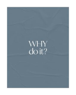 Nike hat 37 Jahre lang gesagt: „Just do it.”
Jetzt fragen sie: „Why do it?”

Der Slogan bleibt, aber die Betonung verschiebt sich – weg vom bloßen Machen, hin zum Grund dahinter. Weil eine Generation, die Angst hat zu scheitern, keinen Befehl braucht. Sie braucht einen Sinn.

Und genau da sind wir gerade alle. Wir scrollen durch Feeds voller perfekter Bilder. Glatt, hell, makellos. Und spüren – nichts. Keine Verbindung, keine Neugier, kein „wer bist du eigentlich?”. KI kann heute jedes Licht setzen, jede Pore glätten, jede Pose bauen. Was sie nicht kann: Dass jemand beim Anblick deines Bildes das Gefühl hat, dich zu kennen.

Denn genau das ist der Moment, in dem gekauft wird. Nicht wegen des Angebots. Nicht wegen des Logos. Sondern weil da ein Mensch ist, dem man vertraut. Menschen kaufen von Menschen. Immer schon – und in einer Welt voller Kopien mehr denn je.

Deshalb fange ich nie mit der Kamera an. Ich fange mit der Frage an: Warum zeigst du dich? Wofür stehst du? Was soll jemand fühlen, wenn er dich sieht? Erst wenn dein Warum steht, entsteht ein Bild, das nicht nur gut aussieht – sondern jemanden erreicht.

Just do it bringt dich in Bewegung.
Why do it bringt dich ans Ziel.
