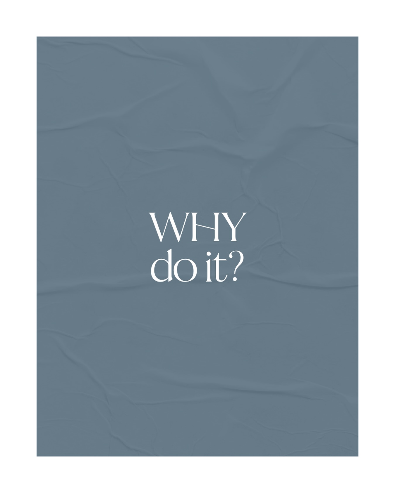 Nike hat 37 Jahre lang gesagt: „Just do it.”
Jetzt fragen sie: „Why do it?”

Der Slogan bleibt, aber die Betonung verschiebt sich – weg vom bloßen Machen, hin zum Grund dahinter. Weil eine Generation, die Angst hat zu scheitern, keinen Befehl braucht. Sie braucht einen Sinn.

Und genau da sind wir gerade alle. Wir scrollen durch Feeds voller perfekter Bilder. Glatt, hell, makellos. Und spüren – nichts. Keine Verbindung, keine Neugier, kein „wer bist du eigentlich?”. KI kann heute jedes Licht setzen, jede Pore glätten, jede Pose bauen. Was sie nicht kann: Dass jemand beim Anblick deines Bildes das Gefühl hat, dich zu kennen.

Denn genau das ist der Moment, in dem gekauft wird. Nicht wegen des Angebots. Nicht wegen des Logos. Sondern weil da ein Mensch ist, dem man vertraut. Menschen kaufen von Menschen. Immer schon – und in einer Welt voller Kopien mehr denn je.

Deshalb fange ich nie mit der Kamera an. Ich fange mit der Frage an: Warum zeigst du dich? Wofür stehst du? Was soll jemand fühlen, wenn er dich sieht? Erst wenn dein Warum steht, entsteht ein Bild, das nicht nur gut aussieht – sondern jemanden erreicht.

Just do it bringt dich in Bewegung.
Why do it bringt dich ans Ziel.