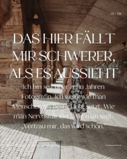 Ich verkaufe Sichtbarkeit. Und habe mich zehn Jahre lang selbst versteckt.🙈

Das zuzugeben fällt mir schwerer, als es aussieht. Ich weiß, wie man Menschen ins beste Licht setzt – ich sage jeden Tag „vertrau mir, das wird schön”.

Zehn Jahre lang war mein Feed voller strahlender Kund*innen. Und ich? Sicher hinter der Kamera. Unsichtbar. Ich habe mir eingeredet, es gehe um sie, nicht um mich. Dabei habe ich mich einfach nicht getraut.😅

Irgendwann habe ich verstanden: Man kann nicht gewählt werden, wenn niemand einen sieht. Sichtbar sein heißt, gesehen zu werden. Mit allem. Das ist verletzlich – und ich weiß, dass viele von euch genau da stehen. Ihr zeigt eure Arbeit, eure Ergebnisse, alles – nur euch selbst nicht.

Deshalb sage ich es nicht von oben herab. Ich gehe diesen Weg gerade selbst. Also: hier bin ich. Endlich auch im Bild. Nicht perfekt – aber echt.

Und wenn ich das kann, kannst du das auch.