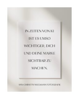 „In Zeiten von KI ist es umso wichtiger, dich und deine Marke sichtbar zu machen.” 🚨

Ich sehe es jeden Tag: Feeds voller perfekter Bilder. Glatt, hell, makellos – und austauschbar oder sogar unecht! KI kann heute jedes Licht setzen, jede Pore glätten, jede Pose bauen.

Was sie nicht kann: dass jemand beim Anblick deines Bildes das Gefühl hat, dich zu kennen.

Und genau das wird gerade zu deinem größten Vorteil. Je mehr der Markt sich mit Künstlichem füllt, desto wertvoller wird das Echte. Nicht die perfekte Version, sondern die echte.

Deine Kund*innen buchen keine glatte Fassade. Sie buchen den Menschen, dem sie vertrauen. Und Vertrauen entsteht nur, wenn sie sehen, wer wirklich hinter der Marke steht.

Zeig dich. Nicht dein Logo, nicht nur dein Angebot – dich.

In einer Welt voller Kopien ist das Echte das Einzige, das bleibt. 🫶