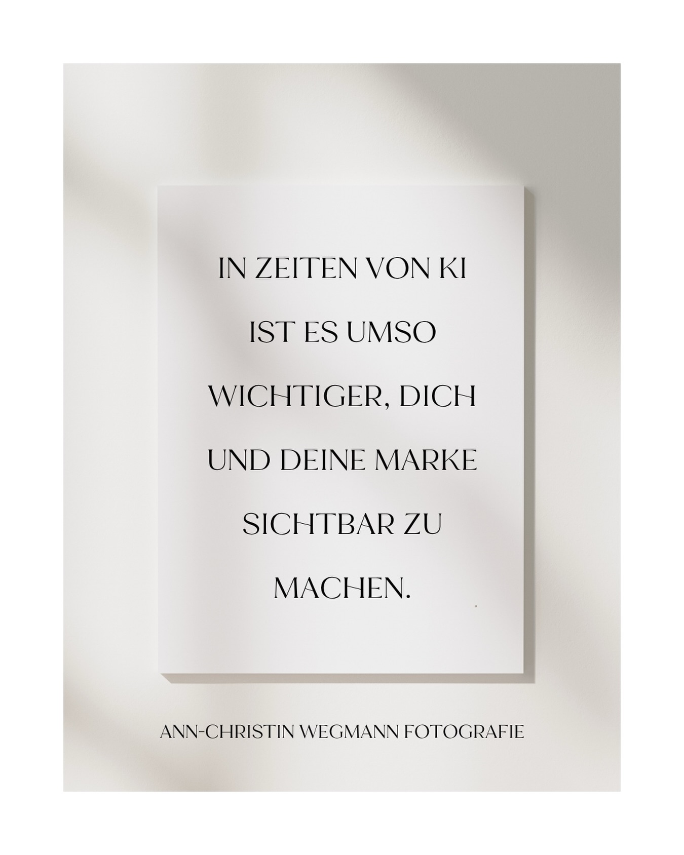 „In Zeiten von KI ist es umso wichtiger, dich und deine Marke sichtbar zu machen.” 🚨

Ich sehe es jeden Tag: Feeds voller perfekter Bilder. Glatt, hell, makellos – und austauschbar oder sogar unecht! KI kann heute jedes Licht setzen, jede Pore glätten, jede Pose bauen.

Was sie nicht kann: dass jemand beim Anblick deines Bildes das Gefühl hat, dich zu kennen.

Und genau das wird gerade zu deinem größten Vorteil. Je mehr der Markt sich mit Künstlichem füllt, desto wertvoller wird das Echte. Nicht die perfekte Version, sondern die echte.

Deine Kund*innen buchen keine glatte Fassade. Sie buchen den Menschen, dem sie vertrauen. Und Vertrauen entsteht nur, wenn sie sehen, wer wirklich hinter der Marke steht.

Zeig dich. Nicht dein Logo, nicht nur dein Angebot – dich.

In einer Welt voller Kopien ist das Echte das Einzige, das bleibt. 🫶