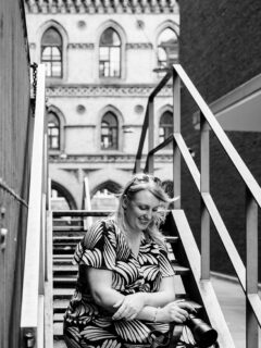 Ich hätte alles fotografieren können. Ich habe mich für Frauen im Business entschieden – und das war kein Zufall.

Ich weiß, wie sich der Sprung ins Ungewisse anfühlt. 2015 habe ich einen sicheren Job gekündigt, um herauszufinden, wer ich wirklich bin. Fast niemand hat es verstanden. Ich kenne das Zögern, das „bin ich gut genug?”, den Reflex, sich lieber klein zu machen – weil ich es selbst jahrelang getan habe.

Und genau das sehe ich bei so vielen Frauen: stark, klug, mit einem Angebot, das wirklich etwas bewegt – und trotzdem unsichtbar. Versteckt hinter dem Produkt, nie im eigenen Licht. Über 10 Jahre habe ich nur die Ergebnisse meiner Dienstleistung gezeigt und mich selbst versteckt.

Dabei entscheidet gerade bei uns die Sichtbarkeit darüber, ob wir gewählt werden. Wer sich zeigt, wird gesehen. Wer sich versteckt, bleibt vergleichbar.

Deshalb fotografiere ich Frauen im Business. Nicht für schöne Bilder – sondern um sichtbar zu machen, was längst da ist: ihre Stärke, ihre Haltung, ihre Größe.

Und jedes Mal, wenn eine Frau sich traut, macht sie es der Nächsten leichter. Sichtbarkeit ist ansteckend.
Wenn du bereit bist, dich zu zeigen – ich bin für dich da. 🫶

Link in der Bio.