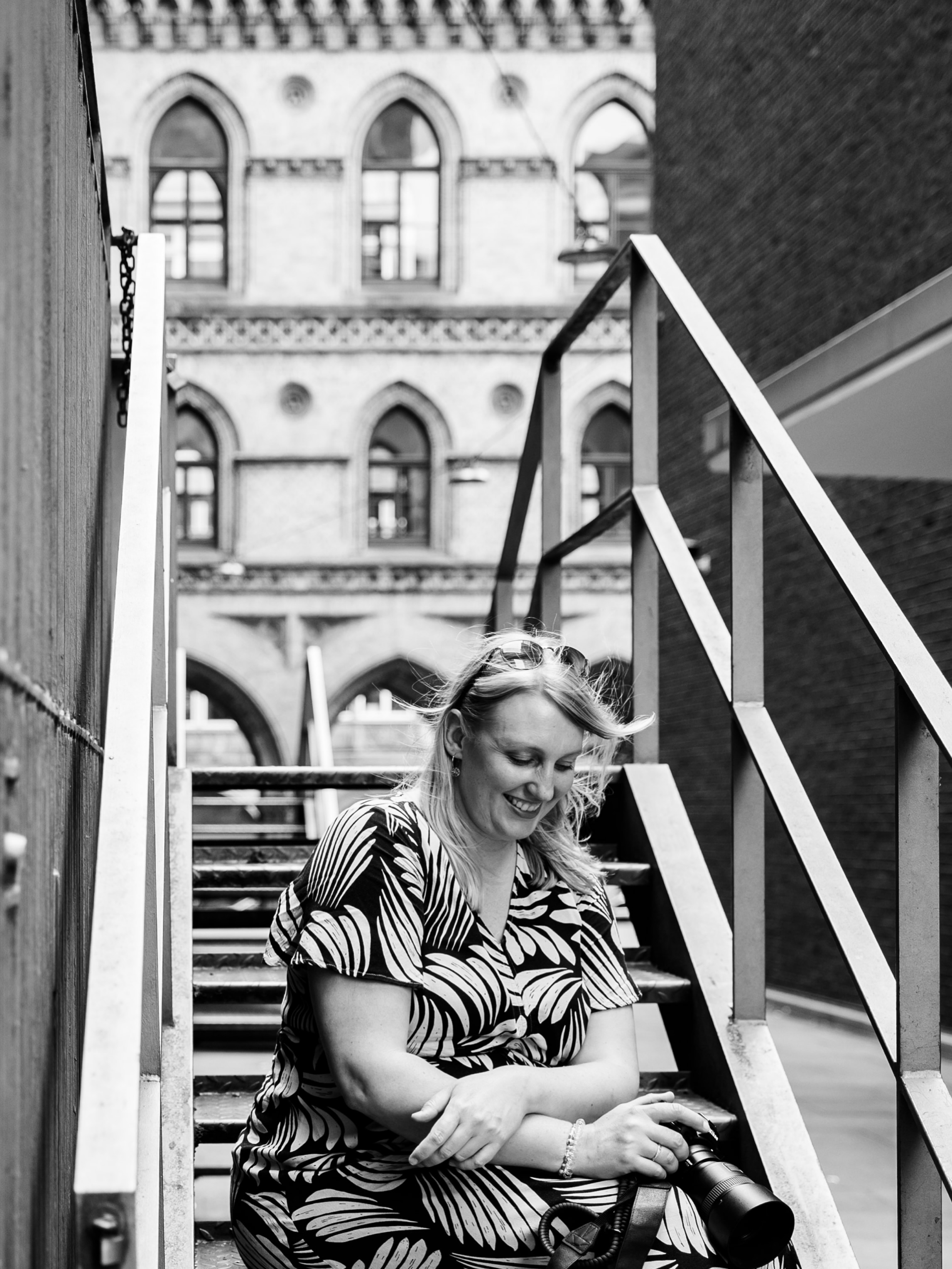Ich hätte alles fotografieren können. Ich habe mich für Frauen im Business entschieden – und das war kein Zufall.

Ich weiß, wie sich der Sprung ins Ungewisse anfühlt. 2015 habe ich einen sicheren Job gekündigt, um herauszufinden, wer ich wirklich bin. Fast niemand hat es verstanden. Ich kenne das Zögern, das „bin ich gut genug?”, den Reflex, sich lieber klein zu machen – weil ich es selbst jahrelang getan habe.

Und genau das sehe ich bei so vielen Frauen: stark, klug, mit einem Angebot, das wirklich etwas bewegt – und trotzdem unsichtbar. Versteckt hinter dem Produkt, nie im eigenen Licht. Über 10 Jahre habe ich nur die Ergebnisse meiner Dienstleistung gezeigt und mich selbst versteckt.

Dabei entscheidet gerade bei uns die Sichtbarkeit darüber, ob wir gewählt werden. Wer sich zeigt, wird gesehen. Wer sich versteckt, bleibt vergleichbar.

Deshalb fotografiere ich Frauen im Business. Nicht für schöne Bilder – sondern um sichtbar zu machen, was längst da ist: ihre Stärke, ihre Haltung, ihre Größe.

Und jedes Mal, wenn eine Frau sich traut, macht sie es der Nächsten leichter. Sichtbarkeit ist ansteckend.
Wenn du bereit bist, dich zu zeigen – ich bin für dich da. 🫶

Link in der Bio.