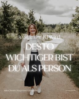 Je stärker KI wird, desto wichtiger wirst du als Person.

Klingt paradox, ist aber die logischste Entwicklung überhaupt. Je mehr die Welt sich mit Künstlichem füllt – generierte Texte, perfekte Bilder, austauschbare Marken – desto seltener wird das Echte. Und was selten wird, wird wertvoll.

KI kann heute fast alles und ist ein großer Hebel. Ich nutze sie auch. Was sie jedoch nicht kann ➡️ ein Mensch sein, dem man vertraut. Eine Geschichte haben, die wirklich passiert ist. Ein Gesicht, das jemand wiedererkennt.

Genau das wird dein Vorsprung. Nicht trotz KI – wegen ihr. Während alle anderen austauschbarer werden, entscheidest du dich, sichtbar zu sein. Echt, mit Ecken und Kanten. Das ist kein Nachteil in einer perfekten Welt – es ist das Einzige, das noch heraussticht.✨

Deine Kund*innen kaufen keine makellose Fassade. Sie kaufen bzw. buchen dich. Und je künstlicher alles wird, desto mehr.

Zeig dich. Jetzt lohnt es sich mehr denn je.🔥

Link zum Vibe Check in der Bio.

____________________________________________
Ann-Christin Wegmann Fotografie
Personal Brand Fotografin - für Unternehmer*innen, die sichtbar werden und andere inspirieren wollen

Kundin auf den Fotos: @katrinholtvogt ✨

FOTOGRAFIN IN VECHTA
PERSONAL BRANDS
UNTERNEHMERIN
HAMBURG
BREMEN
OSNABRÜCK