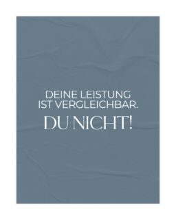 Deine Leistung ist vergleichbar. Du nicht! ✨

Ich weiß das, weil ich mich selbst vergleichbar gemacht habe.

Jahrelang lief mein Hochzeitsgeschäft so gut, dass ich mich nicht mehr angestrengt habe, mich als Person auch zu vermarkten. Ich habe gepostet, was da war: Ergebnisse. Schöne Bilder von schönen Hochzeiten, eine nach der anderen. Handwerklich einwandfrei und komplett austauschbar – denn schöne Hochzeitsbilder zeigt jede Fotografin.

Ich kam nicht mehr vor. Keine Haltung, keine Stimme, kein Grund, warum ich und nicht jemand anders.

Es wurde deutlich ruhiger. Nicht schlagartig, sondern langsam genug, dass man es sich lange anders erklären kann: Markt, Saison, Preise. In Wirklichkeit war es simpler – ich hatte aufgehört, erkennbar zu sein.

Genau das passiert im Kleinen ständig. Was du anbietest, lässt sich beschreiben, und alles Beschreibbare lässt sich vergleichen. Deine Website wehrt sich mit Wörtern: individuell, persönlich, auf Augenhöhe, langjährige Erfahrung. Die Konkurrenz schreibt dieselben. Für die Kundin mit drei offenen Tabs liest sich das identisch.

Dann fällt die Entscheidung nicht mehr über Argumente, sondern darüber, wen sich jemand besser vorstellen kann.

Da hört die Vergleichbarkeit auf. Wie du im Gespräch bist, wie du zuhörst, wie es sich anfühlt, mit dir zu arbeiten – das kann niemand kopieren. Es kommt nur nicht vor, wenn es nichts davon zu sehen gibt.

Woran erkennt man bei dir, dass du nicht die anderen bist? ✨

____________________________________________
Ann-Christin Wegmann Fotografie
Personal & Employer Brand Fotografin - für (Familien-)Unternehmerinnen und Selbstständige ✨

FOTOGRAFIN IN VECHTA
PERSONAL BRANDS
EMPLOYER BRANDS
UNTERNEHMERIN
HAMBURG
BREMEN
OSNABRÜCK