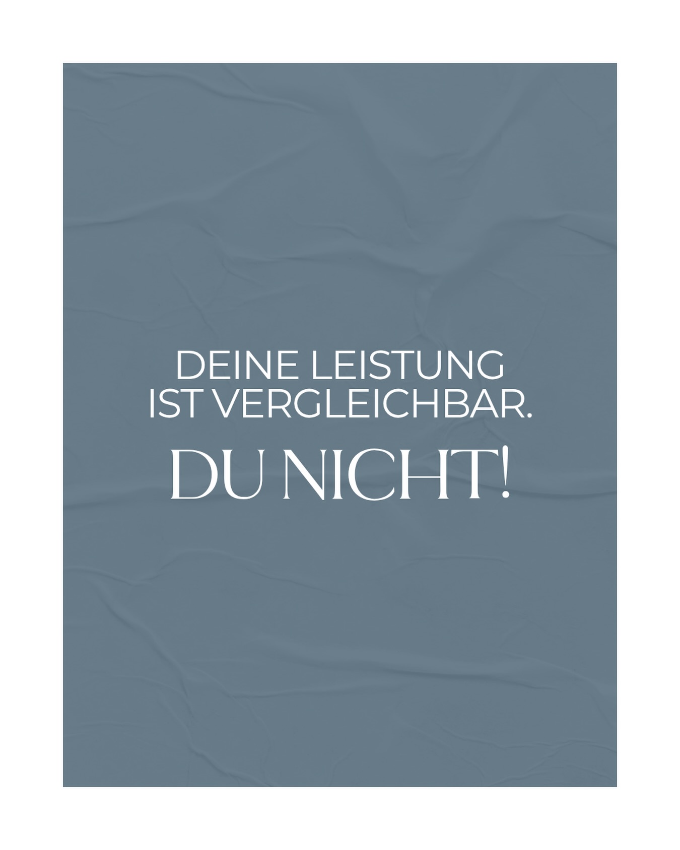 Deine Leistung ist vergleichbar. Du nicht! ✨

Ich weiß das, weil ich mich selbst vergleichbar gemacht habe.

Jahrelang lief mein Hochzeitsgeschäft so gut, dass ich mich nicht mehr angestrengt habe, mich als Person auch zu vermarkten. Ich habe gepostet, was da war: Ergebnisse. Schöne Bilder von schönen Hochzeiten, eine nach der anderen. Handwerklich einwandfrei und komplett austauschbar – denn schöne Hochzeitsbilder zeigt jede Fotografin.

Ich kam nicht mehr vor. Keine Haltung, keine Stimme, kein Grund, warum ich und nicht jemand anders.

Es wurde deutlich ruhiger. Nicht schlagartig, sondern langsam genug, dass man es sich lange anders erklären kann: Markt, Saison, Preise. In Wirklichkeit war es simpler – ich hatte aufgehört, erkennbar zu sein.

Genau das passiert im Kleinen ständig. Was du anbietest, lässt sich beschreiben, und alles Beschreibbare lässt sich vergleichen. Deine Website wehrt sich mit Wörtern: individuell, persönlich, auf Augenhöhe, langjährige Erfahrung. Die Konkurrenz schreibt dieselben. Für die Kundin mit drei offenen Tabs liest sich das identisch.

Dann fällt die Entscheidung nicht mehr über Argumente, sondern darüber, wen sich jemand besser vorstellen kann.

Da hört die Vergleichbarkeit auf. Wie du im Gespräch bist, wie du zuhörst, wie es sich anfühlt, mit dir zu arbeiten – das kann niemand kopieren. Es kommt nur nicht vor, wenn es nichts davon zu sehen gibt.

Woran erkennt man bei dir, dass du nicht die anderen bist? ✨

____________________________________________
Ann-Christin Wegmann Fotografie
Personal & Employer Brand Fotografin - für (Familien-)Unternehmerinnen und Selbstständige ✨

FOTOGRAFIN IN VECHTA
PERSONAL BRANDS
EMPLOYER BRANDS
UNTERNEHMERIN
HAMBURG
BREMEN
OSNABRÜCK