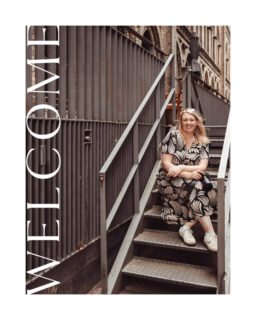 Ich bin Ann-Christin – Fotografin aus Leidenschaft seit über zehn Jahren. Ich habe die schönsten Momente im Leben anderer festgehalten: Hochzeiten, Familien, echte Emotionen. Und dabei fast nie als eigene Marke vor der Kamera gestanden. Ich war die im Hintergrund. Verlässlich, gut – und unsichtbar. 2026 funktioniert das nicht mehr.

2015 habe ich einen sicheren Job gekündigt. Ohne Plan, ohne Netz, nur mit dem Gefühl: So kann es nicht weitergehen. Ich wollte reisen, herausfinden, wer ich wirklich bin. Für viele um mich herum ergab das keinen Sinn – man gibt doch nichts Sicheres auf, um ins Ungewisse zu springen. Aber genau das war der Punkt. Ich wollte nicht funktionieren. Ich wollte gestalten.

Was danach kam, war kein geradliniger Weg. Ich habe mir alles selbst beigebracht, Fehler gemacht, weitergemacht. Und irgendwann verstanden, wofür ich das alles auf mich genommen habe: für Freiheit, für Selbstbestimmtheit, dafür, etwas aufzubauen, das wirklich ich bin.

Heute fotografiere ich Frauen im Business, die genau an diesem Punkt stehen. Die etwas aufbauen, das größer ist als der sichere Weg. Die sich zeigen wollen – echt, sichtbar, ohne Maske.

Denn ich weiß aus eigener Erfahrung, wie schwer dieser Schritt ist. Und wie viel Kraft auf der anderen Seite wartet. Ich sage dir nicht von oben herab, du sollst dich zeigen. Ich bin diesen Weg selbst gegangen.

____________________________________________
Ann-Christin Wegmann Fotografie
Personal Brand Fotografin - für Frauen im Business, die sichtbar werden und andere inspirieren wollen✨

FOTOGRAFIN IN VECHTA
PERSONAL BRANDS
UNTERNEHMERIN
HAMBURG
BREMEN
OSNABRÜCK