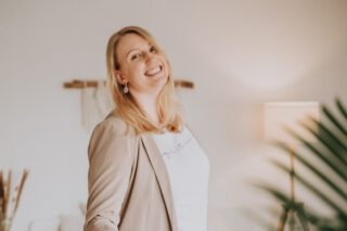 40 and fabulous 🥳✨ 

Es gibt diese unausgesprochene Erwartung, dass ab jetzt der Teil kommt, in dem man verwaltet, konsolidiert und vernünftig wird. Dass die großen Pläne langsam in die Kategorie „hätte ich mal mit dreißig machen sollen” wandern.

Ich mache gerade das genaue Gegenteil.🔥

Ich baue mein Business um. Ich arbeite an Ideen, die vor zwei Jahren noch nicht existiert haben. Ich sage Dinge ab, die früher selbstverständlich waren, und ja zu neuen Projekten. Ich habe mehr Pläne für die nächsten fünf Jahre als für die letzten zehn zusammen.

Und ich habe zum ersten Mal alles, was ich dafür brauche.

Zehn Jahre Erfahrung, die mir niemand mehr wegnimmt. Ein Auge, das in Sekunden erkennt, was funktioniert. Die Ruhe, mich nicht mehr beweisen zu müssen – das spart unfassbar viel Energie, die vorher woanders hingegangen ist. Und die Entscheidung, mich für nichts mehr zu entschuldigen, was einfach zu mir gehört.

Mit dreißig hatte ich Kraft und keine Richtung. Heute habe ich beides - auch wenn es manchmal - gerade mit zwei kleinen Kids - gar nicht so einfach ist. 😅

Deshalb ist das hier kein Post übers Älterwerden. Es ist einer über Anlauf. 🏃‍♀️

Falls du gerade überlegst, ob sich der große Wurf für dich noch lohnt: Du bringst heute genau das mit, was dir vor zehn Jahren gefehlt hat. Das ist kein Trostpflaster, das ist ein Startvorteil.

Auf alles, was kommt. Und es kommt eine Menge. ✨
