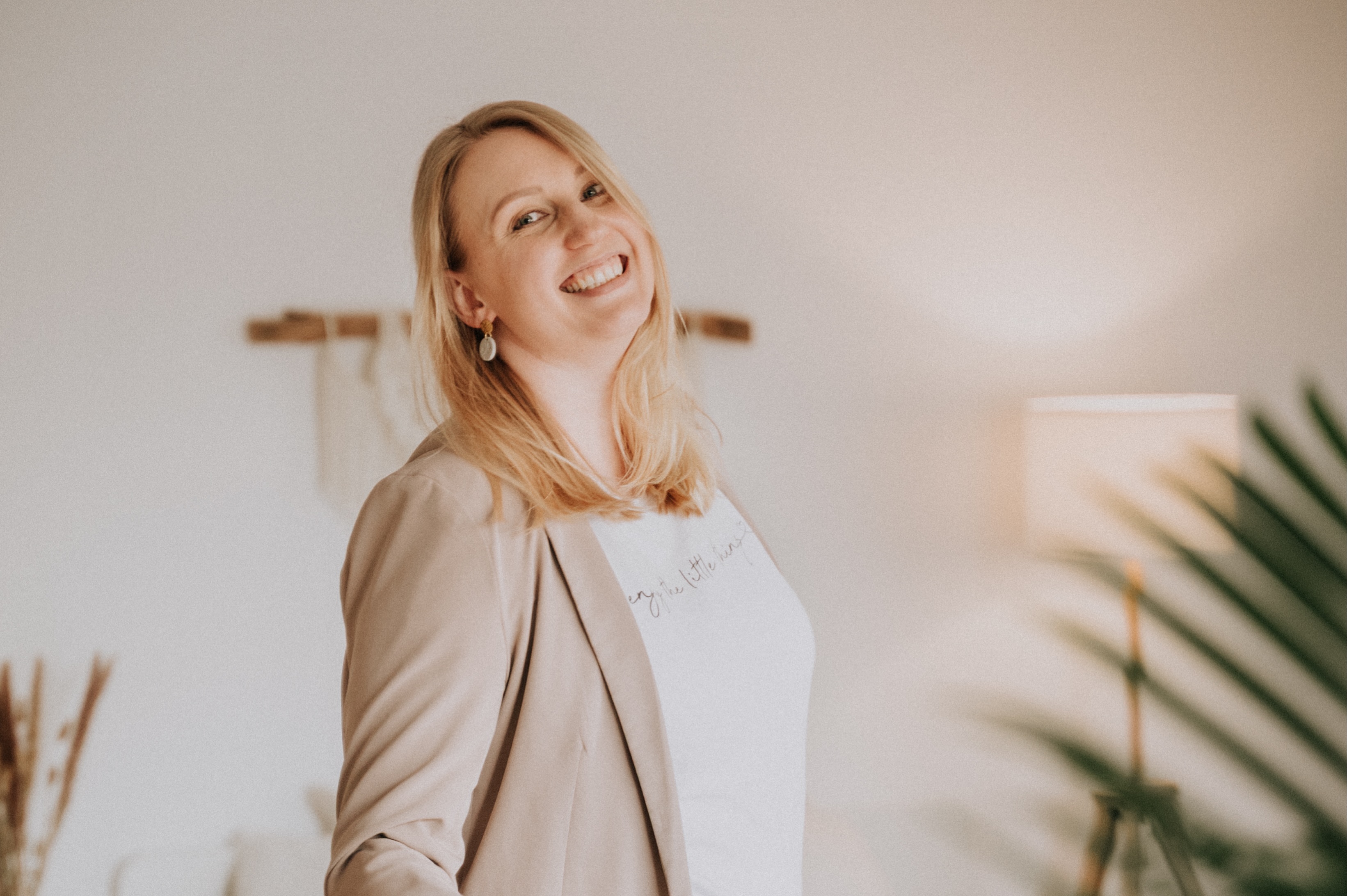 40 and fabulous 🥳✨ 

Es gibt diese unausgesprochene Erwartung, dass ab jetzt der Teil kommt, in dem man verwaltet, konsolidiert und vernünftig wird. Dass die großen Pläne langsam in die Kategorie „hätte ich mal mit dreißig machen sollen” wandern.

Ich mache gerade das genaue Gegenteil.🔥

Ich baue mein Business um. Ich arbeite an Ideen, die vor zwei Jahren noch nicht existiert haben. Ich sage Dinge ab, die früher selbstverständlich waren, und ja zu neuen Projekten. Ich habe mehr Pläne für die nächsten fünf Jahre als für die letzten zehn zusammen.

Und ich habe zum ersten Mal alles, was ich dafür brauche.

Zehn Jahre Erfahrung, die mir niemand mehr wegnimmt. Ein Auge, das in Sekunden erkennt, was funktioniert. Die Ruhe, mich nicht mehr beweisen zu müssen – das spart unfassbar viel Energie, die vorher woanders hingegangen ist. Und die Entscheidung, mich für nichts mehr zu entschuldigen, was einfach zu mir gehört.

Mit dreißig hatte ich Kraft und keine Richtung. Heute habe ich beides - auch wenn es manchmal - gerade mit zwei kleinen Kids - gar nicht so einfach ist. 😅

Deshalb ist das hier kein Post übers Älterwerden. Es ist einer über Anlauf. 🏃‍♀️

Falls du gerade überlegst, ob sich der große Wurf für dich noch lohnt: Du bringst heute genau das mit, was dir vor zehn Jahren gefehlt hat. Das ist kein Trostpflaster, das ist ein Startvorteil.

Auf alles, was kommt. Und es kommt eine Menge. ✨