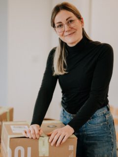 Menschen entscheiden über dich, bevor sie mit dir gesprochen haben.

Das ist unangenehm, aber es ist die Realität.

Wenn jemand auf dein Profil kommt, auf deine Website, in deinen Newsletter, dann läuft im Hintergrund eine Bewertung ab, die niemand bewusst steuert. Wirkt die kompetent? Was kostet die wohl? Würde ich mit der gern in einem Raum sitzen? Versteht die mein Problem?

Diese Fragen sind beantwortet, bevor der erste Satz deiner Über-mich-Seite gelesen wurde.

Das ist kein Vorwurf an deine potenziellen Kundinnen. So funktionieren Entscheidungen. Wir wählen zuerst intuitiv aus und suchen dann die Argumente, die zu unserer Wahl passen. Bei Dienstleistungen, die man nicht vorher testen kann, ist das besonders ausgeprägt – da ersetzt der Eindruck die Prüfung.

Und genau deshalb ist es riskant, wenn es zu diesem Eindruck kaum Material gibt.

Denn dann entscheidet niemand gegen dich. Es entscheidet sich nur schneller jemand für eine andere. Nicht weil sie besser arbeitet, sondern weil man sie sich besser vorstellen konnte.

Der Vorsprung entsteht nicht im Gespräch. Er entsteht in den drei Sekunden davor.

Was glaubst du, welchen Eindruck jemand von dir bekommt, der dich noch nie getroffen hat? ✨

____________________________________________
Ann-Christin Wegmann Fotografie
Personal Brand Fotografin - für Frauen im Business, die sichtbar werden und andere inspirieren wollen✨

Kundin auf den Fotos: @a_klatte3001 

FOTOGRAFIN IN VECHTA
PERSONAL BRANDS
UNTERNEHMERIN
HAMBURG
BREMEN
OSNABRÜCK