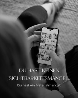 Du postest nicht zu wenig. Du hast nichts zu posten.

Ich höre in Erstgesprächen Sätze wie „Ich müsste mal konsequenter sein” oder „Ich schaff das einfach nicht regelmäßig”. Und fast immer stimmt das gar nicht.

Was tatsächlich passiert: Du nimmst dir vor, mehr zu zeigen. Du hast auch Ideen. Und dann kommt der Moment, in dem du posten willst, öffnest deine Fotos – und findest drei Handyaufnahmen, ein Selfie von letztem Sommer und ein Bild, auf dem du dich nicht magst.

Also machst du eine Textkachel. Oder gar nichts. Ich kenne das 🙈

Das wiederholt sich so lange, bis du glaubst, du wärst schlecht in Social Media. Dabei fehlt dir nicht der Wille. Dir fehlt Material.

Und das ist eine gute Nachricht, weil sich Material planen lässt. Ein einziger gut vorbereiteter Tag liefert dir Bilder in verschiedenen Formaten, Stimmungen und Ausschnitten – genug, um ein Jahr lang nicht mehr vor dem leeren Ordner zu sitzen. Nicht sechzig Varianten desselben Porträts, sondern Situationen, Details, Bewegung, Textflächen. Alles, was du tatsächlich brauchst.

Der Unterschied ist enorm: Du entscheidest dann nicht mehr, ob du posten kannst, sondern nur noch was.

Wie oft hast du schon aufgegeben, weil dir kein Bild eingefallen ist? ✨