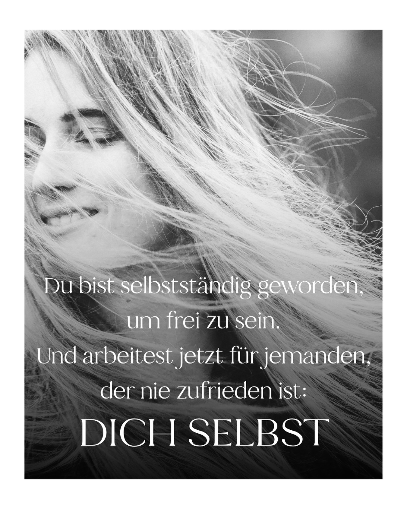 Du bist selbstständig geworden, um frei zu sein. Und arbeitest jetzt für jemanden, der nie zufrieden ist: DICH SELBST!

Das ist der Teil, über den selten jemand spricht. Die meisten Frauen, mit denen ich arbeite, haben sich genau deshalb selbstständig gemacht – sie wollten selbst entscheiden, wie sie arbeiten, mit wem und woran. Und dann landen sie in einem Alltag, in dem sie zwar niemandem Rechenschaft schulden, dafür aber nie das Gefühl haben, genug getan zu haben.

Interessant ist, wo diese Unzufriedenheit meistens ansetzt. Fast nie bei der eigentlichen Arbeit, denn die ist gut und das wissen sie auch. Sondern bei allem, was drumherum liegt und ständig auf der Liste steht: die Website, die seit zwei Jahren überarbeitet werden müsste, das Profil, auf dem man kaum vorkommt, die Bilder, die man eigentlich nicht mehr zeigen möchte.

Und genau das ist der Punkt, an dem Freiheit anfängt, sich wie Druck anzufühlen. Nicht weil zu viel zu tun ist, sondern weil etwas offen bleibt, das man selbst als wichtig erkannt hat und trotzdem nicht angeht.

Meine Erfahrung nach vielen Erstgesprächen ist: Es ist selten eine Frage von Zeit oder Disziplin. Es ist die Größe der Aufgabe. Solange „ich müsste mal sichtbarer werden“ ein diffuses Vorhaben bleibt, verliert es gegen jeden konkreten Kundentermin – und zwar zu Recht, denn der Kundentermin hat ein Datum.

Was hilft, ist, aus dem Vorhaben eine Entscheidung mit Termin zu machen. Ein Tag, an dem Material entsteht. Danach ist die Frage nicht mehr, ob du sichtbar sein solltest, sondern nur noch, welches Bild du heute nimmst.

Das ist keine große Transformation. Aber es ist eine Sache weniger, die dich abends noch beschäftigt.

Was steht bei dir seit Monaten auf der Liste und wird trotzdem nie dringend? ✨
