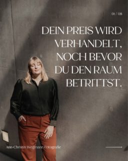 Dein Preis wird verhandelt, bevor du den Raum betrittst. Und du bist nicht dabei.

Ich sehe das ständig. Frauen, die seit Jahren hervorragend arbeiten, deutlich mehr wert sind als sie verlangen – und deren Außenauftritt aussieht wie aus dem ersten Geschäftsjahr. Sie führen dann Preisgespräche, die andere gar nicht erst führen müssen.

Der Grund dafür liegt selten im Angebot. Er liegt darin, dass Menschen eine Erwartung bilden, lange bevor sie mit dir sprechen. Sie öffnen dein Profil, überfliegen deine Website, sehen ein Bild – und schätzen. Was kostet die wohl? Hat die viel zu tun? Lässt die mit sich reden?

Wenn es zu dieser Einschätzung kaum Material gibt, füllt sie die Lücke selbst. Fast immer nach unten.

Das Unangenehme daran ist, dass es nichts über deine Kompetenz aussagt. Das Gute ist, dass es sich lösen lässt, ohne dass du an dir selbst arbeiten musst. Es ist keine Frage von mehr Selbstbewusstsein, sondern von sichtbarer Substanz.

Wie oft musst du deinen Preis eigentlich erklären? ✨