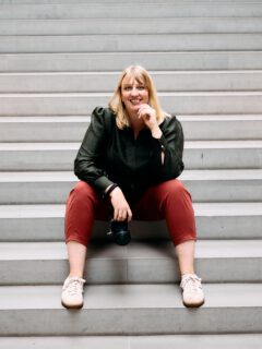 Als ich angefangen habe, hat mir niemand gesagt, dass ich das kann.

Es hat mir auch niemand gesagt, dass ich es nicht kann – das wäre ehrlicher gewesen. Es war eher ein freundliches Schweigen, als ich erzählt habe, dass ich meinen gut bezahlten Job kündige. Ein „na, dann versuch es mal“ mit einem Unterton, den man nicht beweisen kann und trotzdem hört.

Ich hatte kein Umfeld, das mich darin bestärkt hätte. Niemanden, der gesagt hätte: Das ist eine gute Idee, zieh das durch. Niemanden, der schon einmal dort war, wo ich hinwollte, und mir hätte sagen können, welcher Preis realistisch ist oder dass ich diesen einen Auftrag besser ablehne. Keine Mentorin, kein Netzwerk, keine Frau, die mir einfach mal zugetraut hätte, was ich mir selbst noch nicht zutraute.

Also habe ich vieles ausprobiert, einiges falsch gemacht und ziemlich lange für Dinge gebraucht, die mir jemand in zwanzig Minuten hätte erklären können.

Das Schlimmste war nicht der Umweg. Es war dieses leise Gefühl im Hintergrund, dass die anderen vielleicht recht haben. Dass ich mich überschätze und irgendwann jemand sagen wird: Siehst du.

Heute weiß ich, dass fast jede Frau, mit der ich arbeite, dieses Gefühl kennt – und dass es fast nie etwas mit tatsächlicher Kompetenz zu tun hat. Die meisten sind hervorragend in dem, was sie tun. Sie haben nur nie erlebt, dass jemand das laut ausspricht.

Deshalb mache ich das inzwischen bewusst. Ich sage Kundinnen, wenn ich beeindruckt bin. Ich sage anderen Selbstständigen, wenn etwas gut ist, statt es nur zu denken. Ich empfehle weiter, auch an Frauen, die dasselbe machen wie ich. Es kostet mich nichts und verändert für die andere manchmal ziemlich viel.

Female Empowerment klingt nach einem großen Wort. In Wirklichkeit ist es meistens nur ein Satz zur richtigen Zeit.

Falls du gerade am Anfang stehst und niemanden hast, der dir sagt, dass du das kannst: Du kannst das. Und du musst nicht warten, bis es dir jemand erlaubt. 🫶
