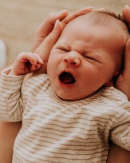 Eine Zeit, die so schnell vergeht!🥹 Ich kenne es selbst. Gefühlt war es erst gestern als unsere Kids so klein waren. Gerade das letzte Jahr verging wie im Flug. Umso wichtiger finde ich es nicht nur als Fotografin sondern vor allem auch als Mama, die Zeit mit unseren Kindern festzuhalten. Auf Fotos, Videos und vielleicht auch Sprachnachrichten. Wichtig ist nur, dass die Fotos auch in Alben landen. Unsere Tochter liebt es, in ihren Alben aus den ersten Jahren zu blättern und wir lieben es, dass sie dabei so strahlt. Wenn ich mir vorstelle, dass sie diese Bücher irgendwann ihren eigenen Kindern zeigt, geht mir ein Herz auf. Es lohnt sich sooo sehr!❤