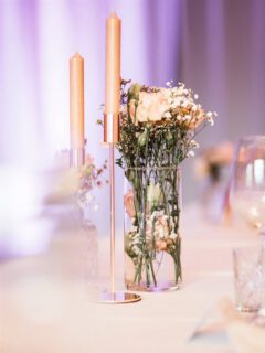 Eure Hochzeit muss nicht aussehen wie Pinterest. Wenn ihr keine Callas mögt oder nicht zig Zitronen auf euren Tischen haben wollt, lasst es bitte auch! 😉

In einer Welt voller perfekt inszenierter Styled Shoots vergessen viele Paare irgendwann, worum es eigentlich geht: um euch. ❤️

Um eure Geschichte. Eure Menschen. Eure Art zu lieben.🥰

Natürlich können Inspirationen wunderschön sein – aber sie setzen oft auch unbewusst Druck. Alles wirkt perfekt: die Deko, das Kleid, die Farben, der Ablauf. Und plötzlich entsteht das Gefühl, die eigene Hochzeit müsste genauso aussehen. Fun fact: Muss sie nicht!! 👆✌️

Die emotionalsten Hochzeiten sind selten die „perfektesten“. Sie sind die ehrlichsten.

Die Hochzeiten, bei denen gelacht wird, obwohl der Zeitplan nicht klappt. Bei denen Oma Freudentränen weint. Bei denen die Deko vielleicht nicht aussieht wie aus einem Hochglanz Magazin – aber sich alles nach euch anfühlt. DAS kann kein inszeniertes Shooting nachstellen. 😉

Ihr müsst keinen Trends hinterherlaufen.
Ihr müsst niemandem gefallen.
Ihr dürft eure Hochzeit genau so feiern, wie sie zu euch passt. Laut oder leise. Elegant oder wild. Groß oder ganz intim.😍

Denn am Ende bleiben nicht die perfekten Details in Erinnerung – sondern die Gefühle dahinter. ❤️

_________________________________
📸 Ann-Christin Wegmann Fotografie 
✨ Echte Glücksmomente, wertvolle Erinnerungen! 

Kontakt:
www.annchristinbert.de
info@annchristinbert.de

HOCHZEITSFOTOGRAFIE
FOTOGRAFIN
VECHTA BREMEN OLDENBURG OSNABRÜCK
