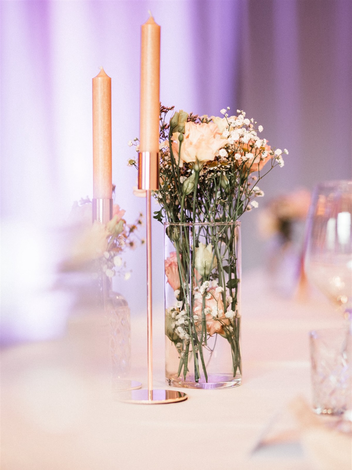 Eure Hochzeit muss nicht aussehen wie Pinterest. Wenn ihr keine Callas mögt oder nicht zig Zitronen auf euren Tischen haben wollt, lasst es bitte auch! 😉

In einer Welt voller perfekt inszenierter Styled Shoots vergessen viele Paare irgendwann, worum es eigentlich geht: um euch. ❤️

Um eure Geschichte. Eure Menschen. Eure Art zu lieben.🥰

Natürlich können Inspirationen wunderschön sein – aber sie setzen oft auch unbewusst Druck. Alles wirkt perfekt: die Deko, das Kleid, die Farben, der Ablauf. Und plötzlich entsteht das Gefühl, die eigene Hochzeit müsste genauso aussehen. Fun fact: Muss sie nicht!! 👆✌️

Die emotionalsten Hochzeiten sind selten die „perfektesten“. Sie sind die ehrlichsten.

Die Hochzeiten, bei denen gelacht wird, obwohl der Zeitplan nicht klappt. Bei denen Oma Freudentränen weint. Bei denen die Deko vielleicht nicht aussieht wie aus einem Hochglanz Magazin – aber sich alles nach euch anfühlt. DAS kann kein inszeniertes Shooting nachstellen. 😉

Ihr müsst keinen Trends hinterherlaufen.
Ihr müsst niemandem gefallen.
Ihr dürft eure Hochzeit genau so feiern, wie sie zu euch passt. Laut oder leise. Elegant oder wild. Groß oder ganz intim.😍

Denn am Ende bleiben nicht die perfekten Details in Erinnerung – sondern die Gefühle dahinter. ❤️

_________________________________
📸 Ann-Christin Wegmann Fotografie 
✨ Echte Glücksmomente, wertvolle Erinnerungen! 

Kontakt:
www.annchristinbert.de
info@annchristinbert.de

HOCHZEITSFOTOGRAFIE
FOTOGRAFIN
VECHTA BREMEN OLDENBURG OSNABRÜCK
